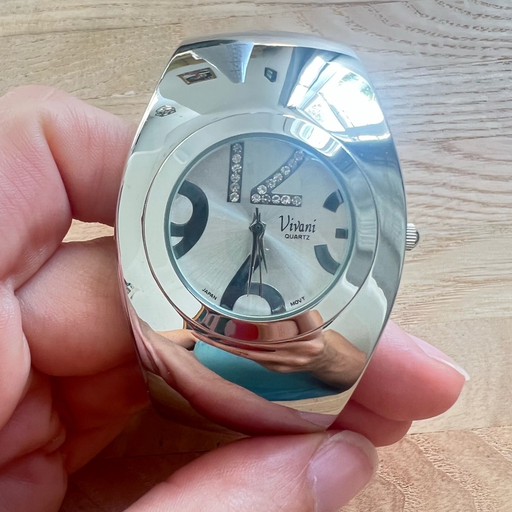 New in box Vivani ladies hinged silver tone bangle bracelet Watch NEW BATTERY